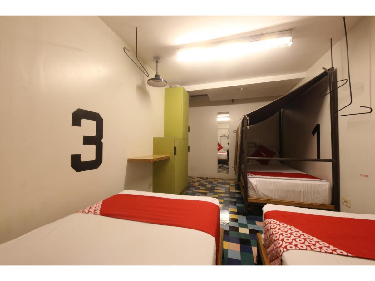 Oyo 866 Junction Hostels Manille Extérieur photo